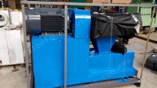 packing of sawdust briquette press